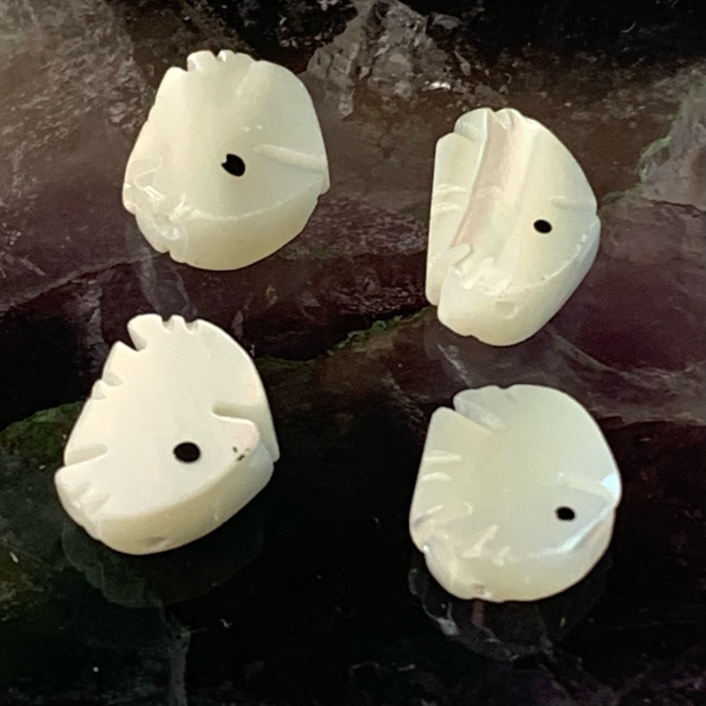 4 Hand Carved Mother of Pearl Fish Fetish Beads MOP Angelfish Vintage Lot 10mm - Picture 15 of 16